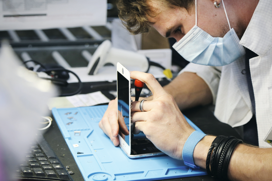 L'homme répare un smartphone