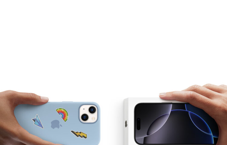 Deux mains échangent un ancien iPhone avec coque bleue contre un nouvel iPhone dans sa boîte, illustrant le principe de reprise.
